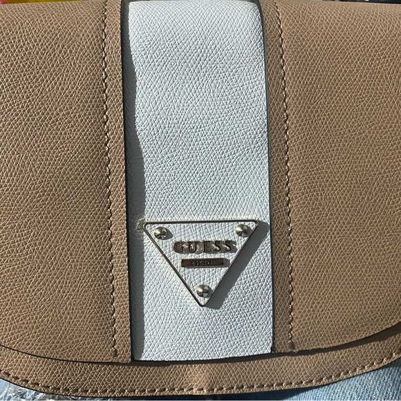 NWT Guess crossbody bag in tan and white - Picture 2 of 7